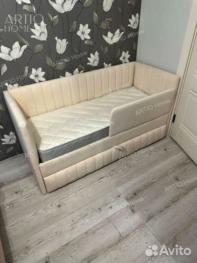 Кровать для детей с мягкой спинкой