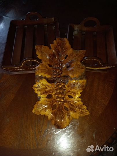 Резное панно из дерева