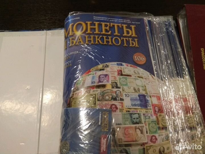 Две большие книги с коллекционными монетами