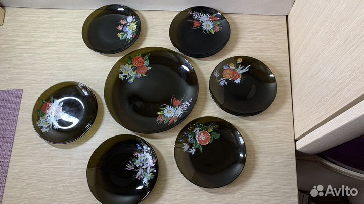 Набор тарелок из тёмного стекла