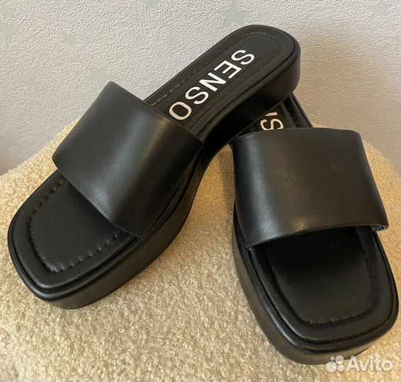 Шлепанцы BY FAR senso maison rouge