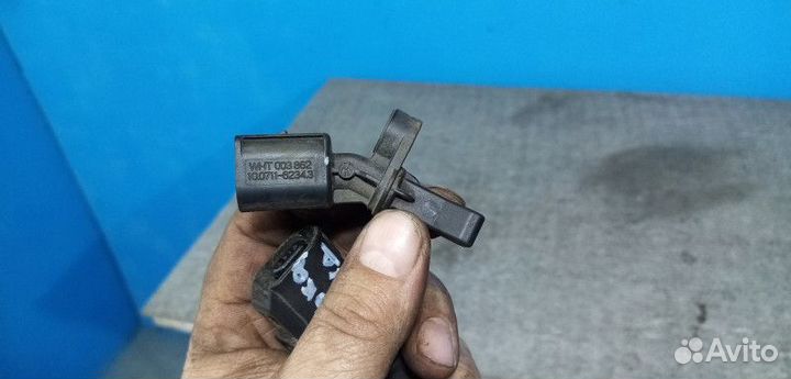 Датчик ABS задний Skoda Rapid