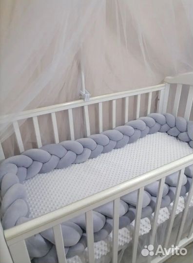 Бортик в детскую кроватку и декоративная подушка