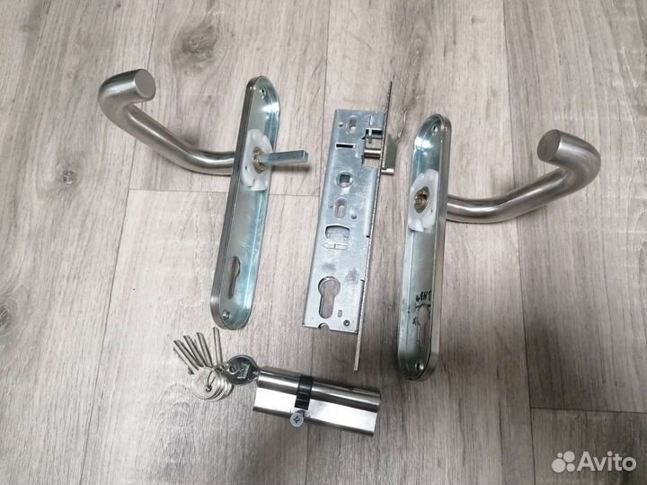 Дверные ручки с замком и личинкой