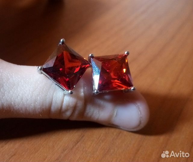 Красные клипсы