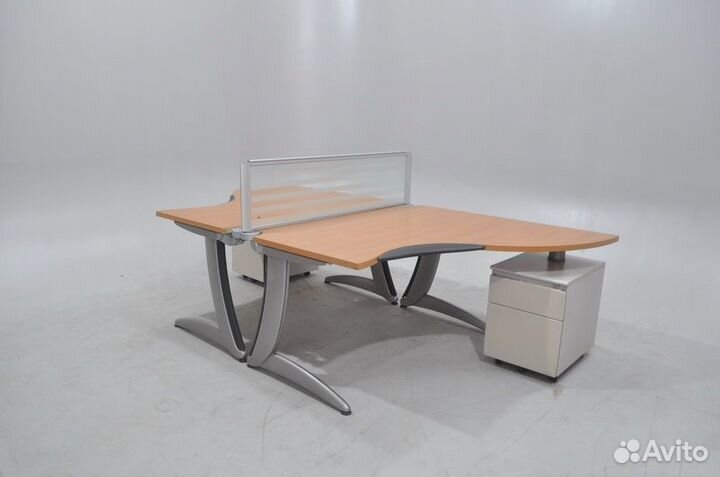 Стол офисный угловой с тумбой