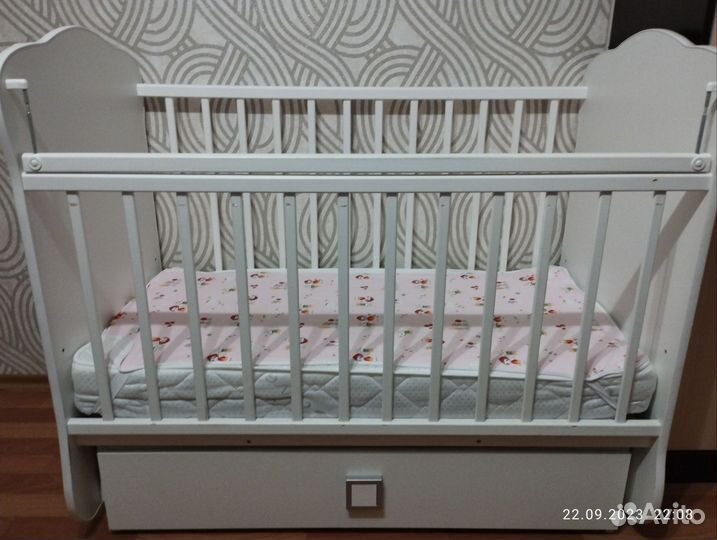 Детская кроватка с маятником и ящиком