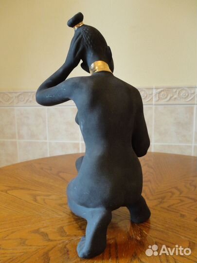 Фарфоровая статуэтка винтажная 