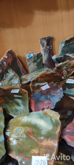 Коллекционные минералы и изделия из камня