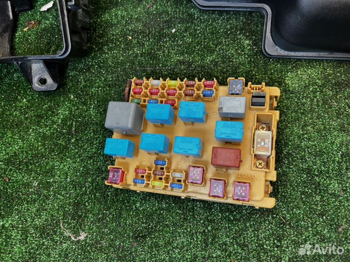 Блок предохранителей под капот Toyota Celica ZZT23