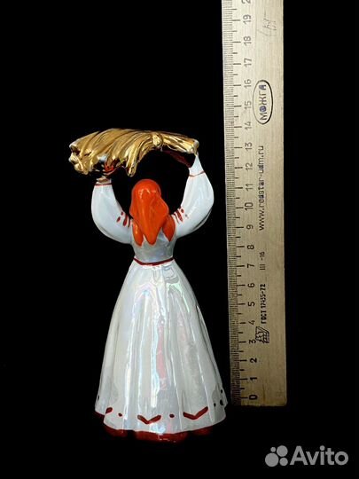 Статуэтка Девушка со снопом