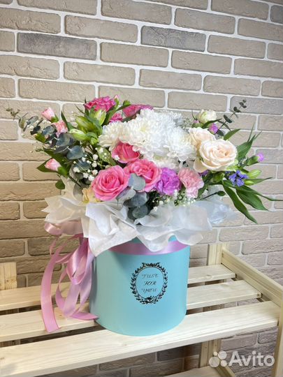 Композия из живых цветов в шляпной коробке Тиффани