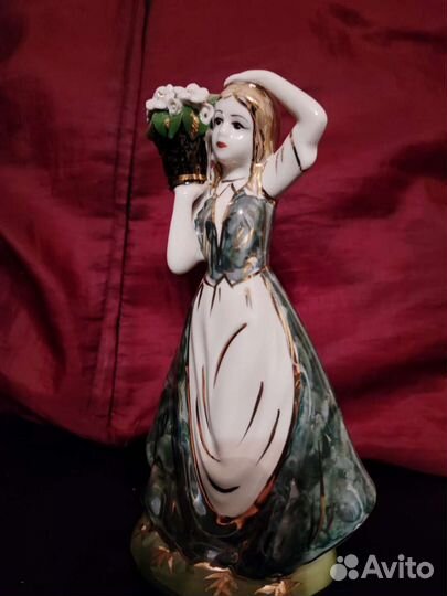 Статуэтка фарфоровая 