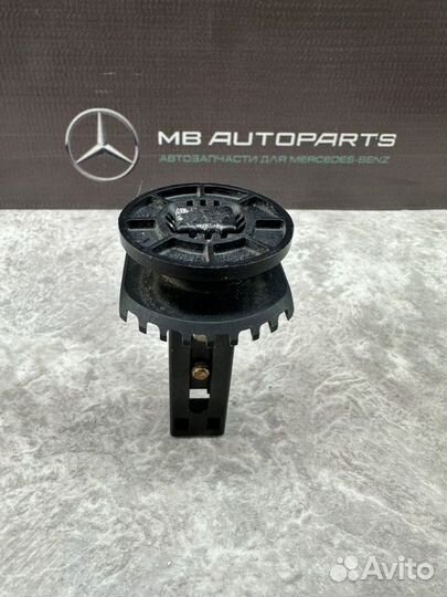 Крепление бампера переднее Mercedes-Benz Cls500