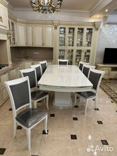 Кухонный стол и стулья