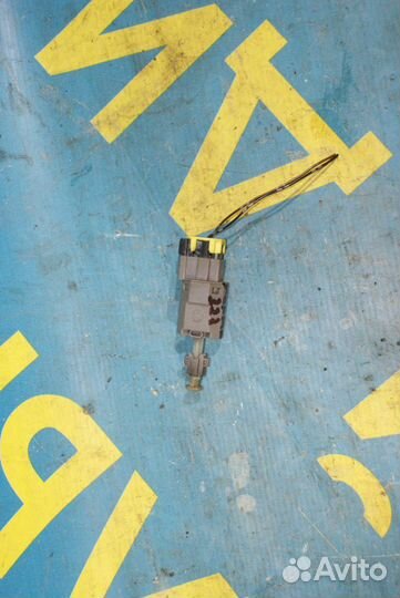 Датчик стоп сигнала Mazda 323F BA