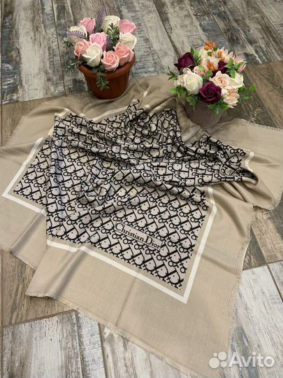 Шерстяной платок Dior бежевый теплый мягкий