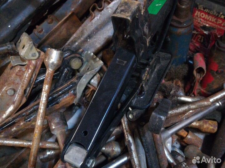 Домкрат автомобильный