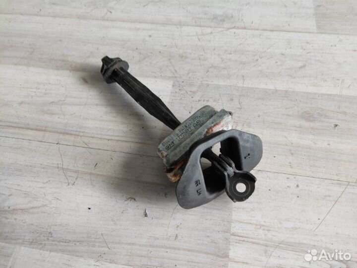 Ограничитель двери задний левый Opel Astra J 2010