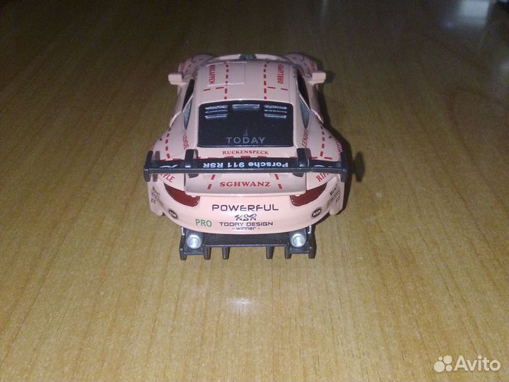 Машина porsche в гоночной окраски, на батарейках