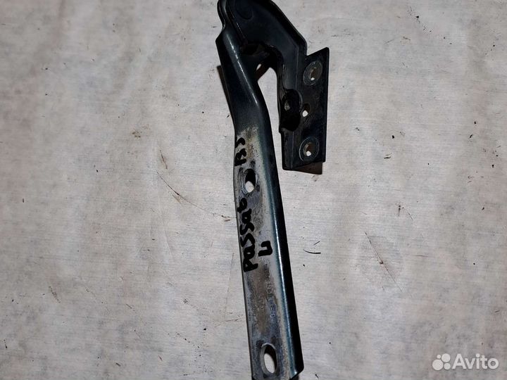 Петля капота левая Volkswagen Passat B5