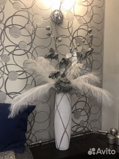 Ваза с искусственными цветами