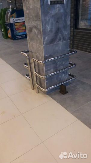 Ограждение из стали с деревянным поручнем