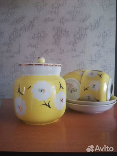 Сахарница и чашки