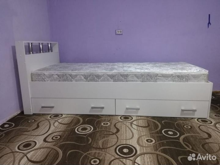 Кровать с матрасом 90 200