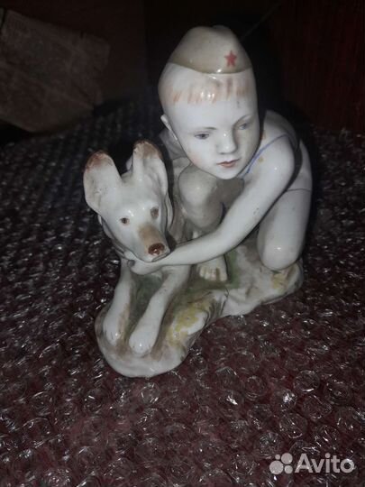 Статуэтка мальчик с собакой