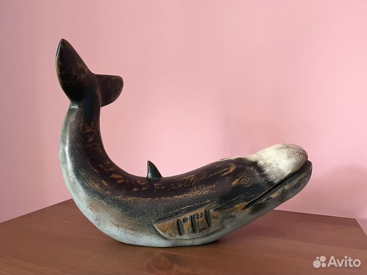 Деревянные статуэтки китов