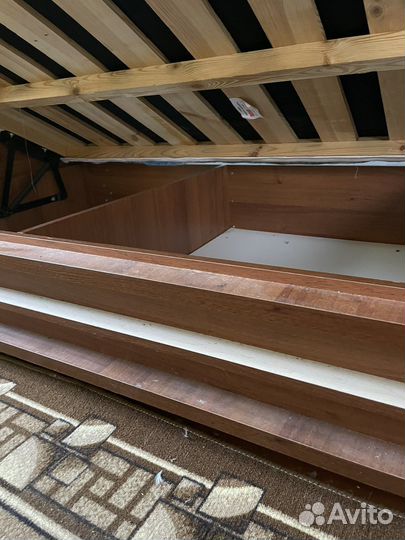 Кровать односпальная с подъемным механизмом