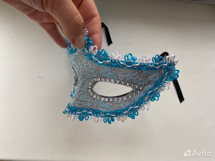 Маска голубая ажурная с перьями