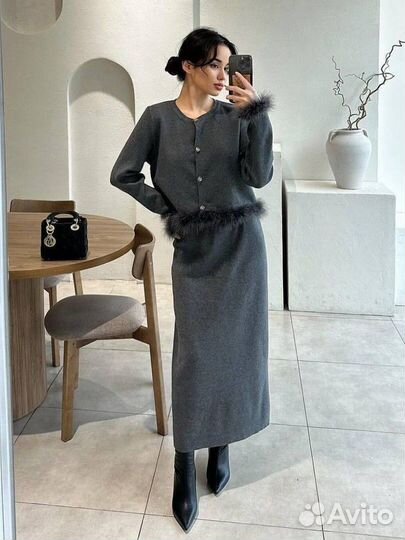 Костюм кашемировый с перьями