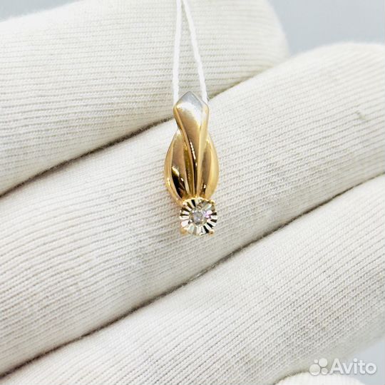 Золотая подвеска с бриллиантом