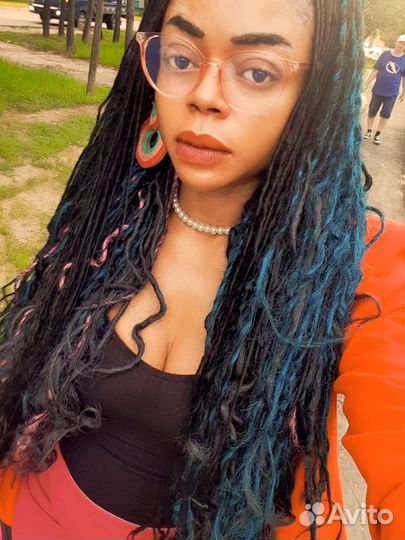 Модель на афрокосы, дреды, афронаращивание