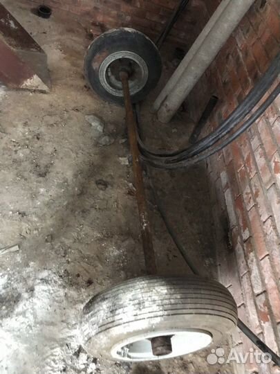 Ось с колесами тележки буксировки самолета