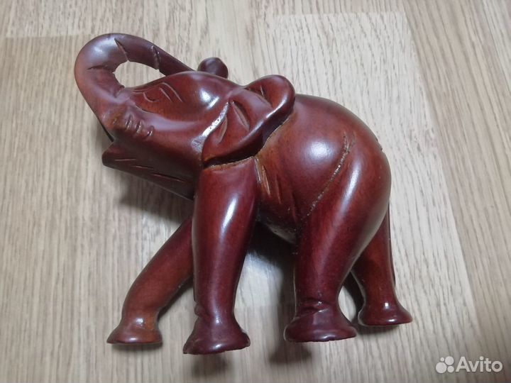 Фигурки слонов из красного дерева. Более 30 лет