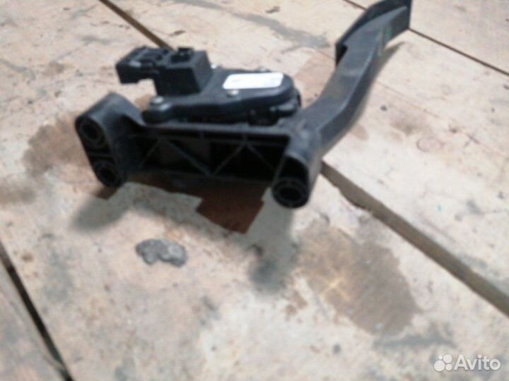 Педаль газа Opel Astra H седан 1.8 2007