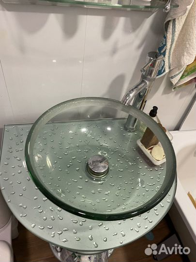 Раковина с тумбой и зеркалом в ванную