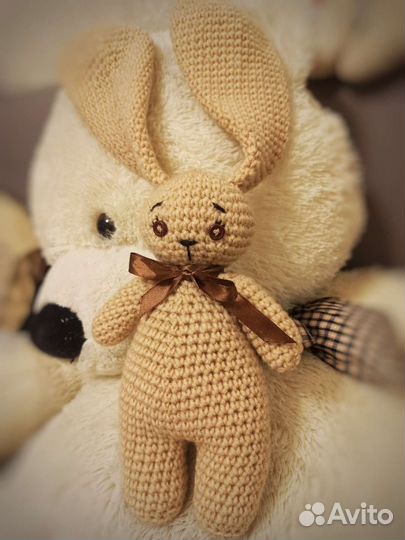 Вязаный ушастый кролик-заяц ручная работа