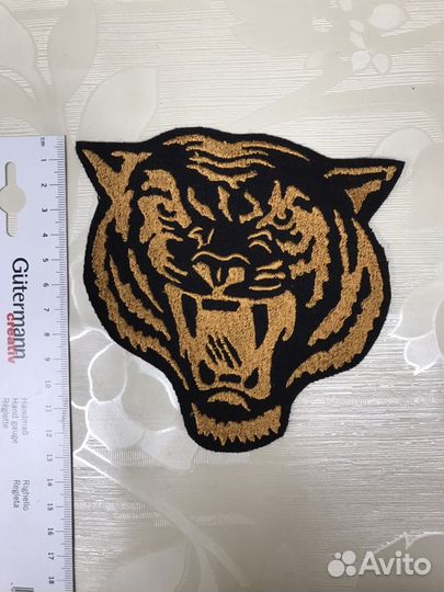 Вышивка, нашивка