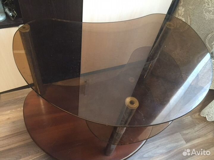 Стол стеклянный на колесиках