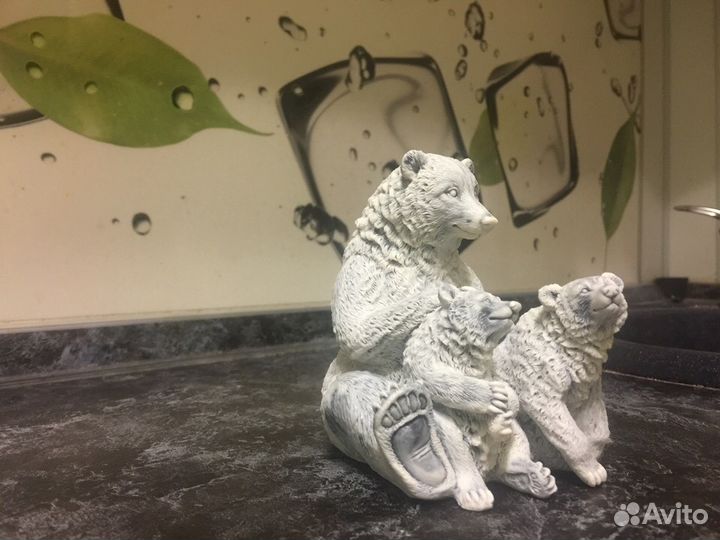 Медведица с медвежатами