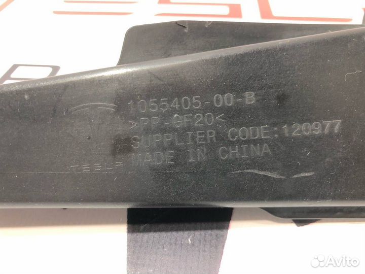 Кронштейн пластика стеклоочистителей Tesla Model X