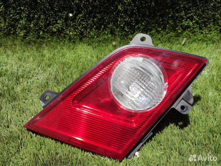 Вставка между стопов задняя левая Nissan Fuga Y50