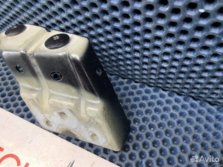 Кронштейн переднего левого крыла VW Touareg NF