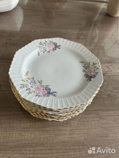 Тарелка, чайный сервиз, вилки, ложки