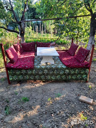 Столы и тапчаны