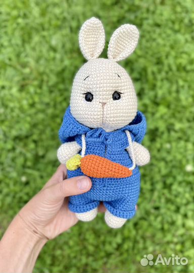 Вязаная игрушка Заяц с морковкой